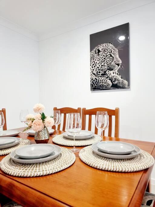 Holiday home 5-bedroom House: Ensuite, Netflix, Prime Location *
